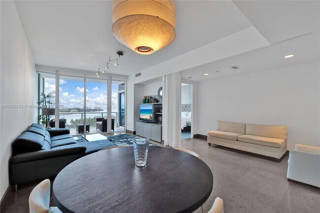Foto del edificio - 100 South Pointe Dr