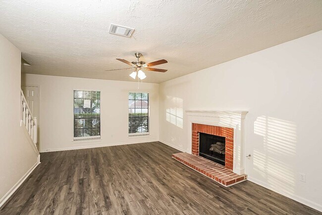 Foto del edificio - 7838 Sunny Ridge Dr