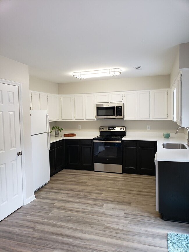 Foto del edificio - **Move In Ready 4-Bedroom Townhome Close to NC State**