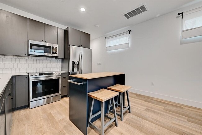 Building Photo - 2709 E 5th St.