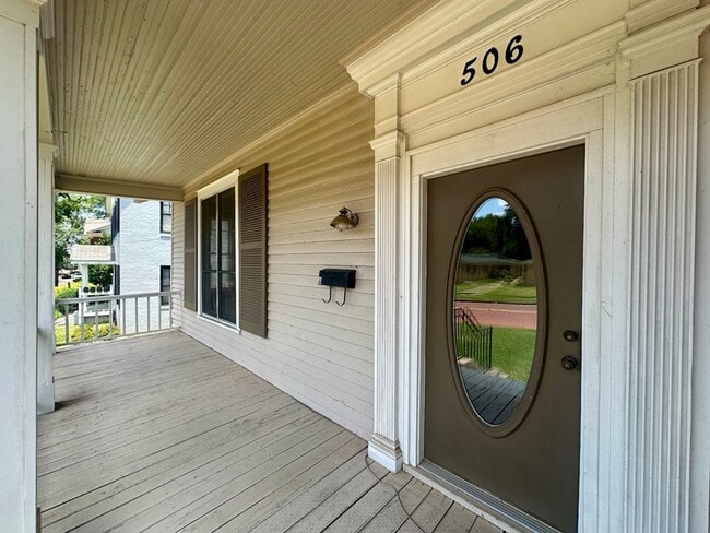 Building Photo - 506 S Fannin Ave