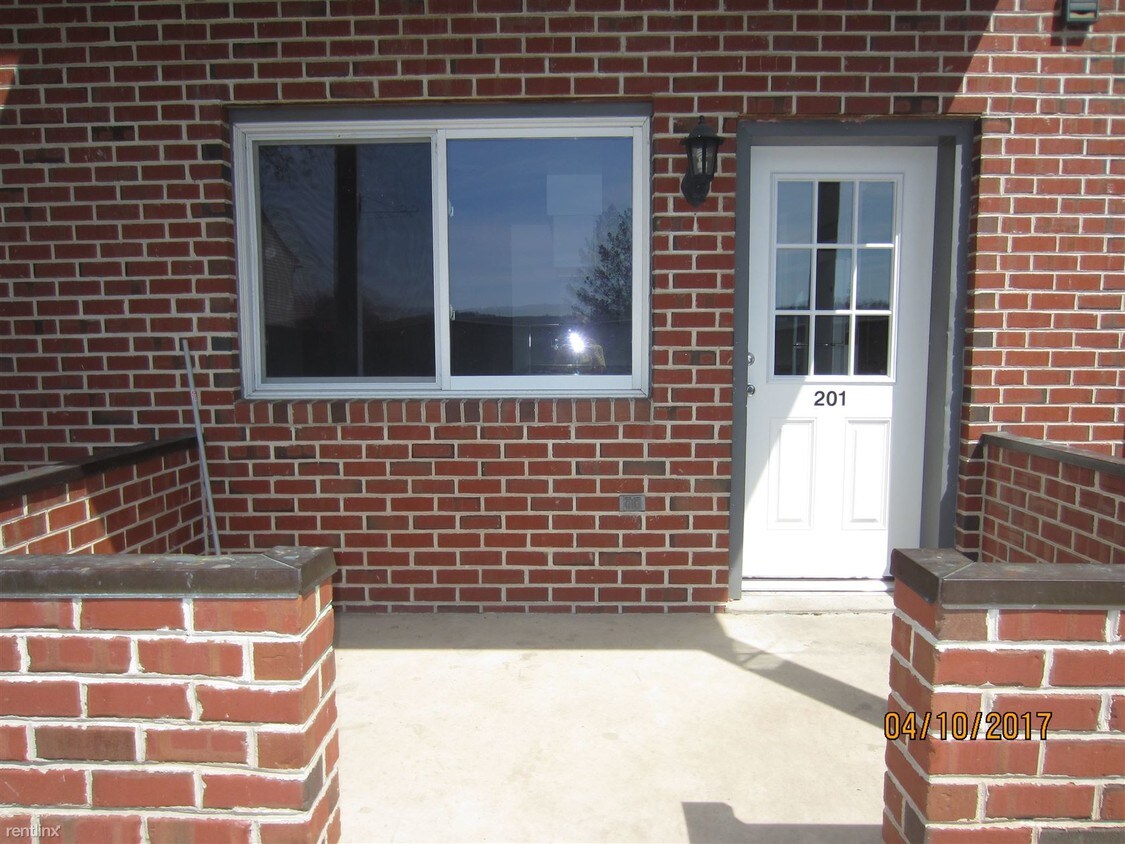 Primary Photo - 201 Fidler Ave