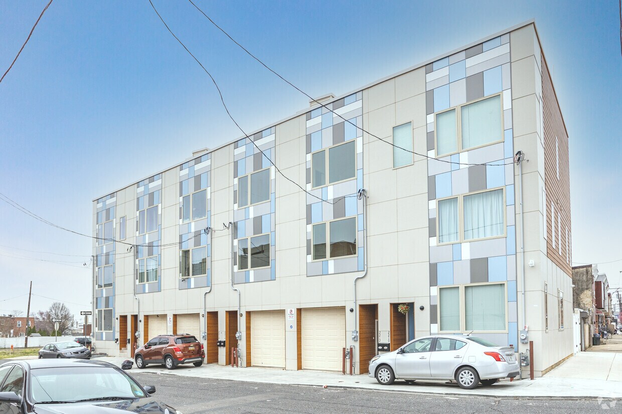 Building Photo - Richmond Court