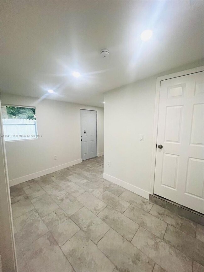 Foto del edificio - 8000 NW 11th Ave
