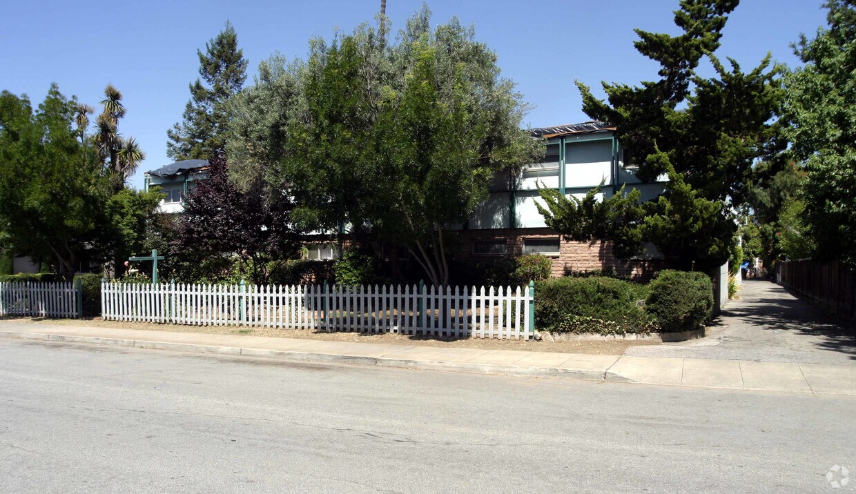 Building Photo - 1025 Boranda Ave