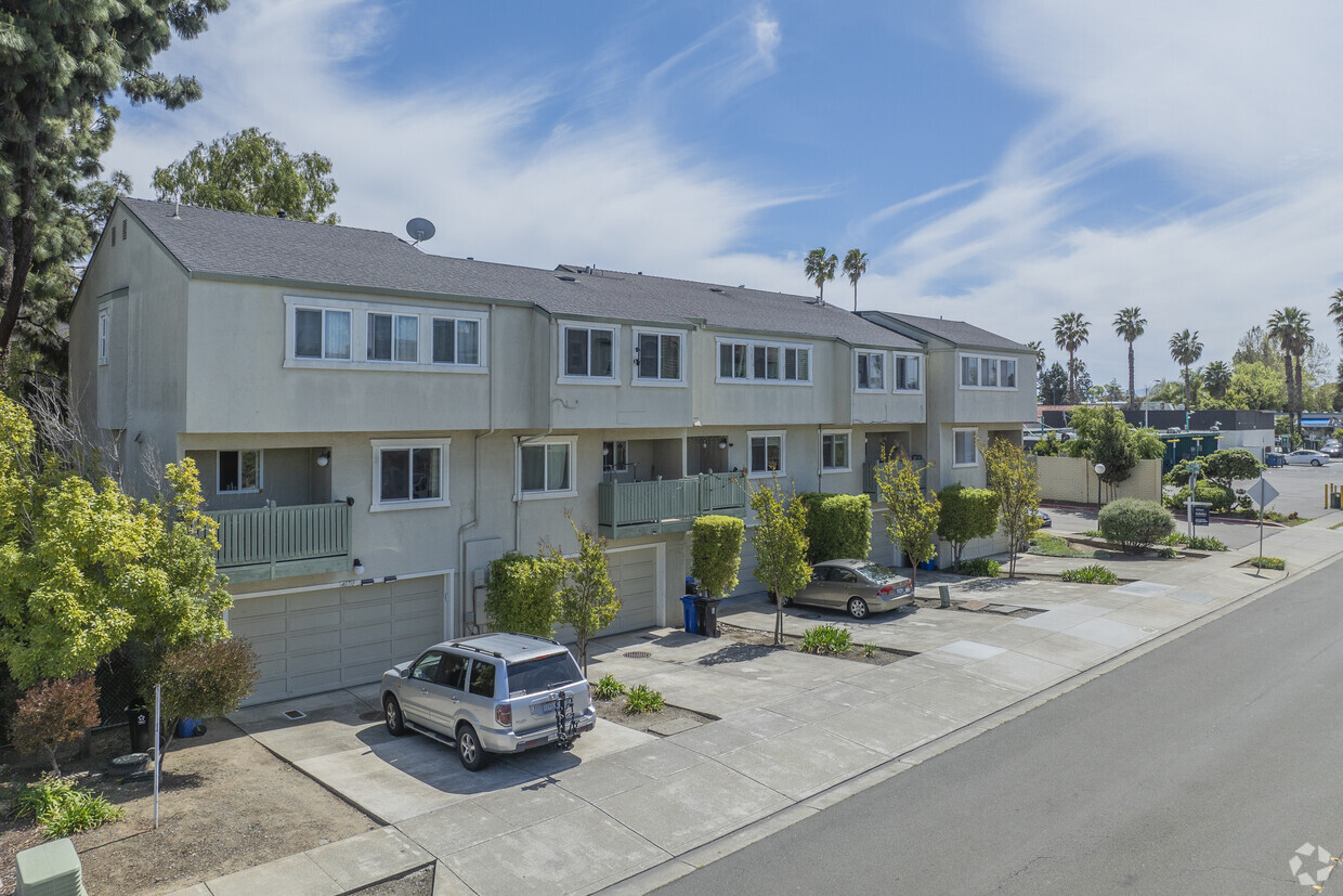 Primary Photo - 40710-40742 Chapel Way
