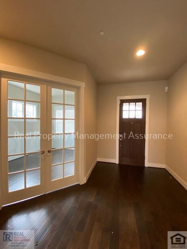 Building Photo - Attractive 4BR/2.5BA House In Spectacular ...