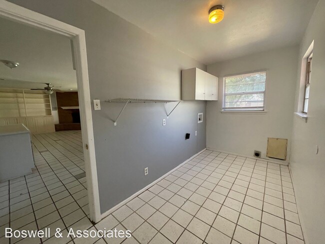 Building Photo - 3 br, 2 bath House - 3205 W. Golf Course Rd.