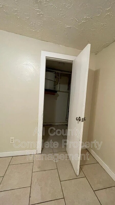 Building Photo - 3250 Phyllis St
