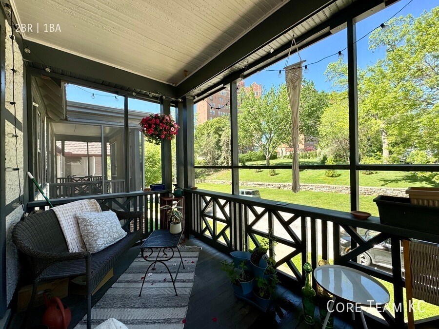 Primary Photo - South Plaza 2 Bedroom at 5005 Wyandotte