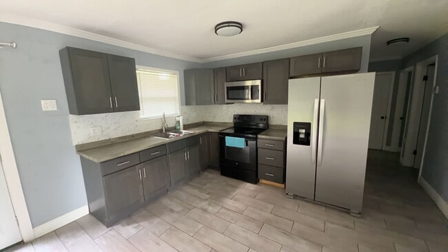 Building Photo - 3 Bedroom 2 Bath Available