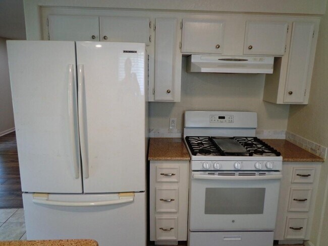 Building Photo - 224 Meadowlawn St