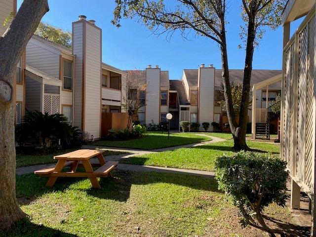 Foto principal - 10202 Forum Park Dr
