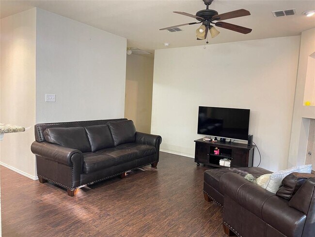 Foto del edificio - 1519 Silverleaf Dr