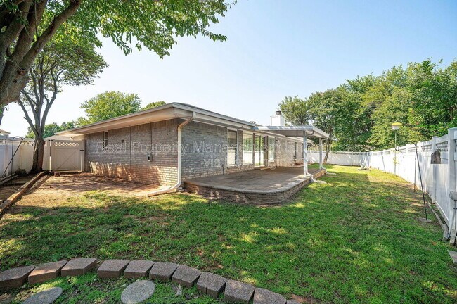 Foto del edificio - 7016 Stonycreek Dr