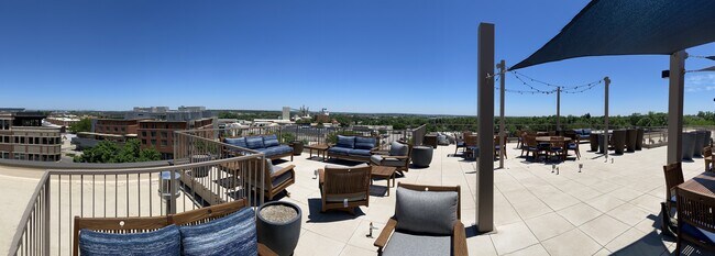 Salón Sky - 221 E Mountain Ave