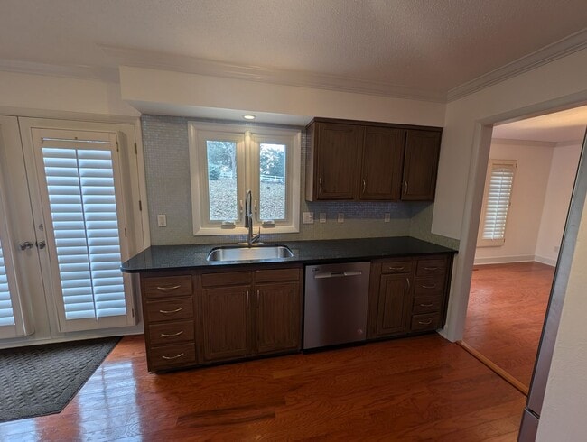 Building Photo - Charming 4 bedroom, 2.5 bath home located in the Raintree Community!