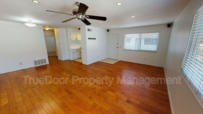 Building Photo - 4608 Via Vista Cir