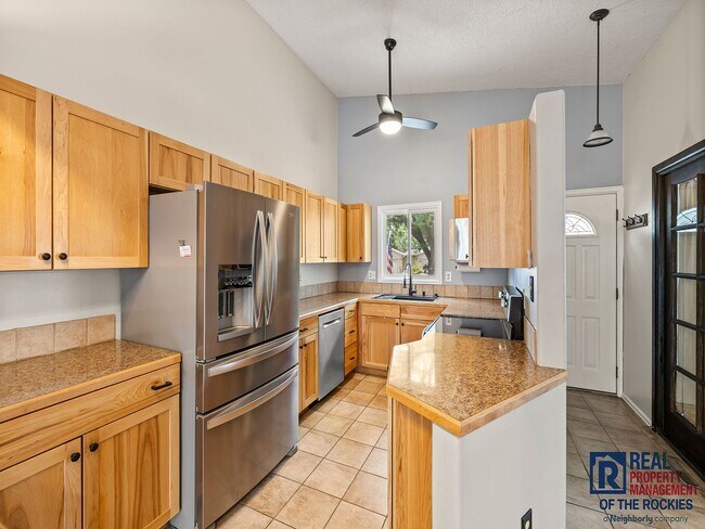 Building Photo - Beautiful 4 Bed 2 Bath Townhome in Central...