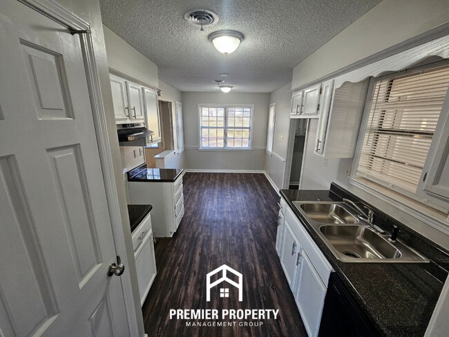 Foto del edificio - Newly Renovated 3BR Memphis Home w/ Vaulted Ceilings, Brick Fireplace & Covered Patio