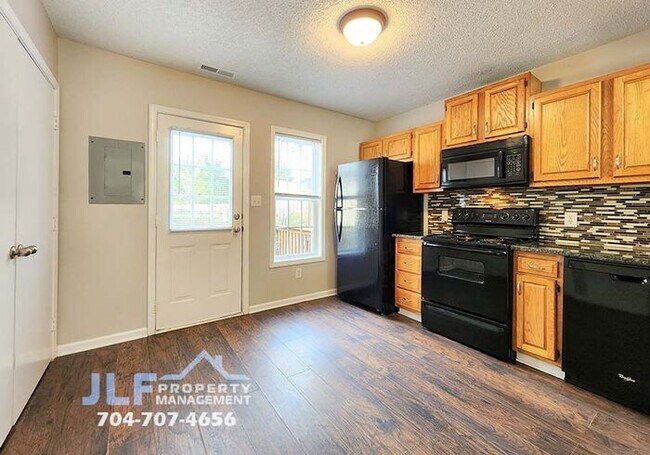 Foto del edificio - Full Brick Townhouse in Highly Desirable C...