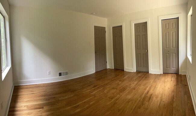 Building Photo - Completely Renovated 4Bath/2Bed Home in Cl...