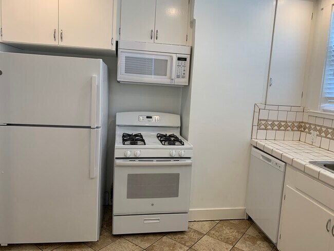 Building Photo - 703 Lenzen Ave