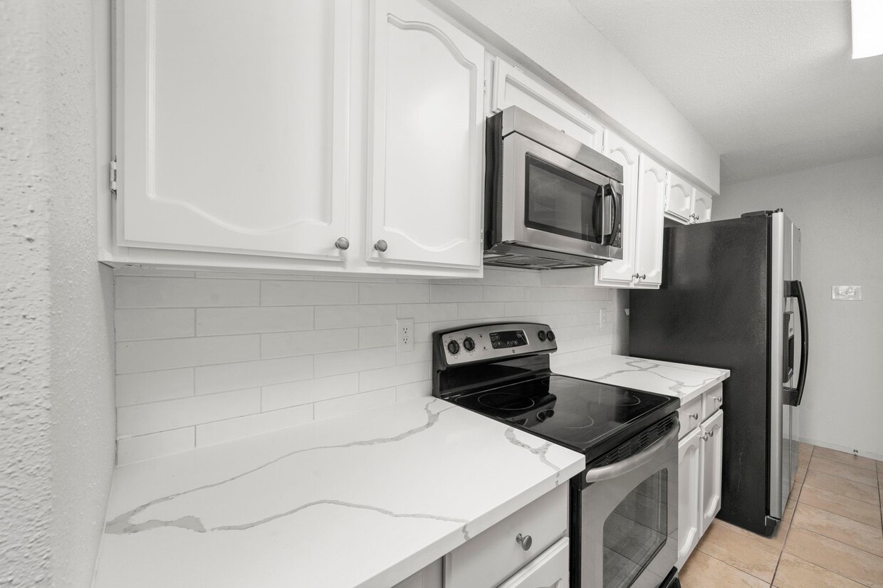 Primary Photo - 7847 Green Lawn Dr