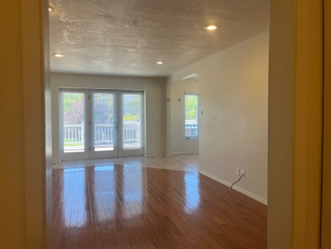 Building Photo - 636 Whitaker Dr