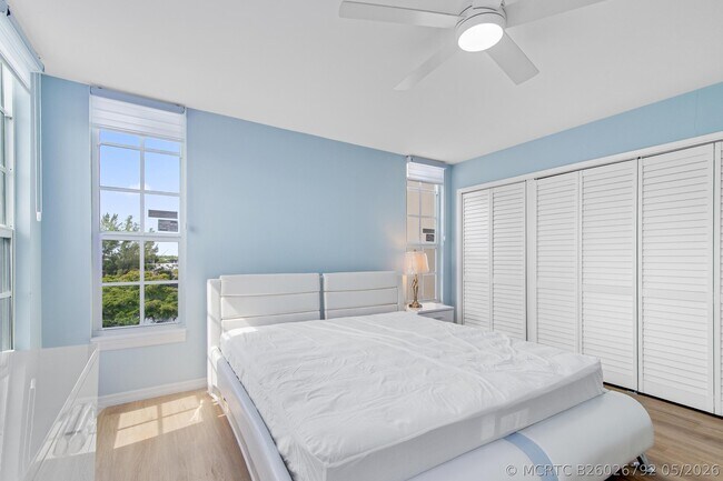 Building Photo - 2901 S Palm Aire Dr