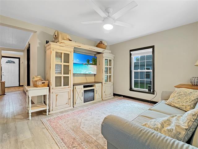 Building Photo - 604 Maple St