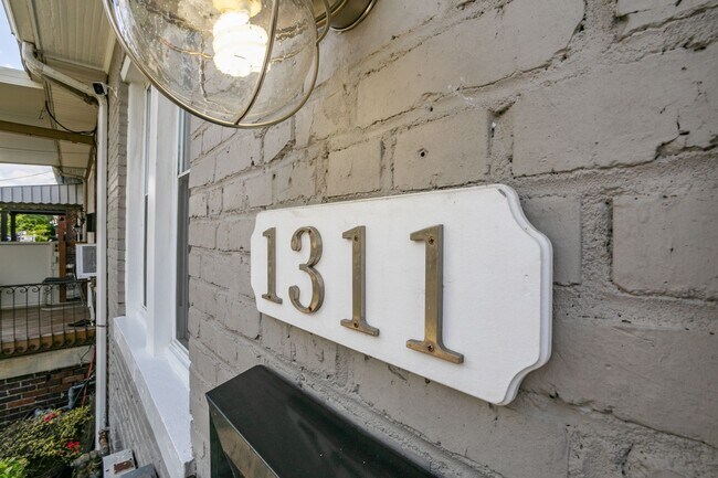 Building Photo - Newly Upgraded 4 BR / 3.5 Bathroom Townhom...