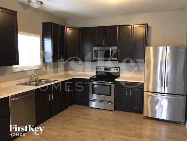 Foto del edificio - 562 Farnham Dr