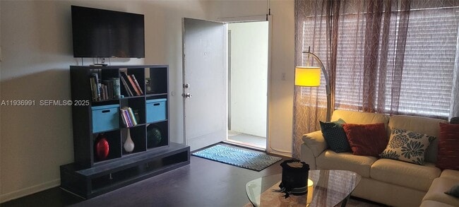 Building Photo - 609 NE 13th Ave