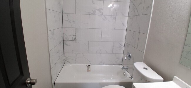 Foto del edificio - 2724 Henley Dr