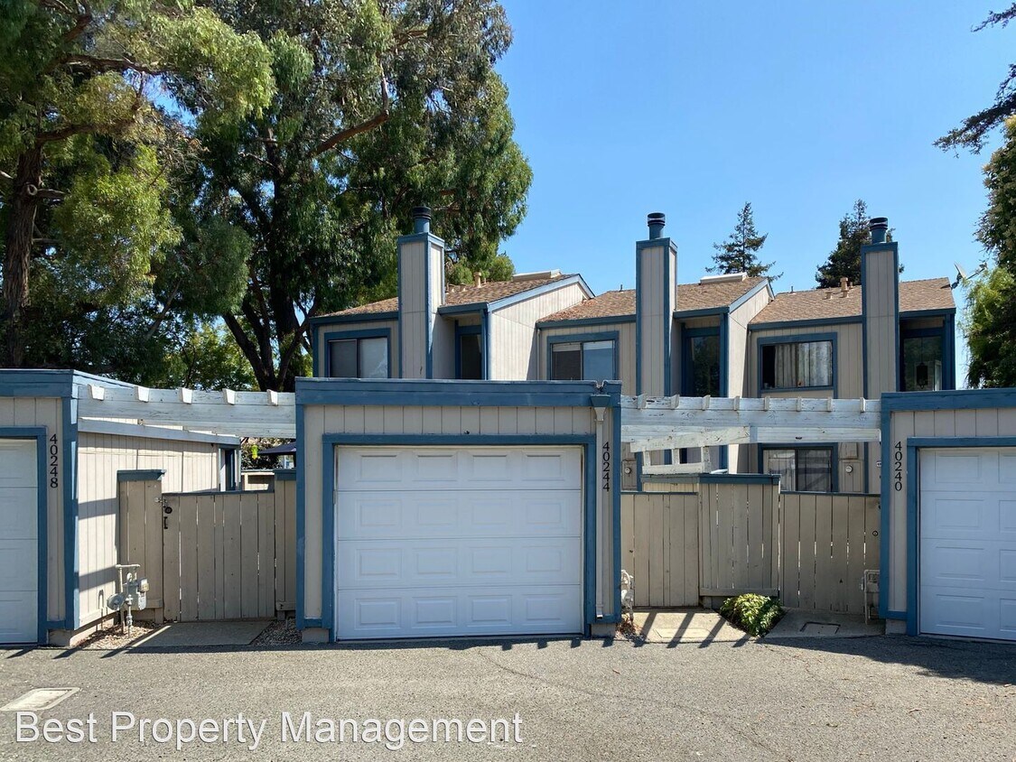Primary Photo - 2 br, 1.5 bath House - 40244 Grimmer Blvd