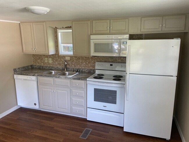 Building Photo - 2 bed 1 bath mobile home in Franklinville!...
