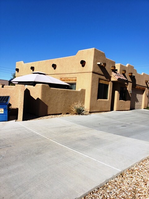 Foto del edificio - *PENDING APP* Townhome, single story