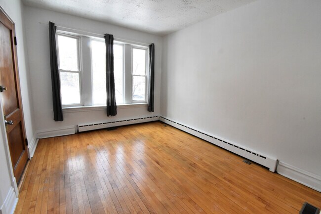 Building Photo - 4521 N Claremont Ave