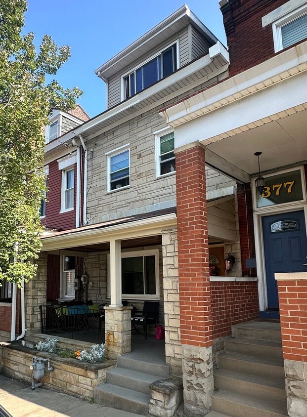 Primary Photo - Beautifully Renovated 3-Bedroom Rental in ...