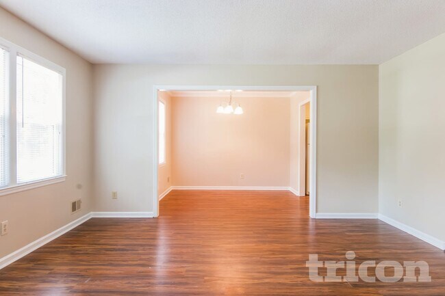 Foto del edificio - 208 Southampton Dr