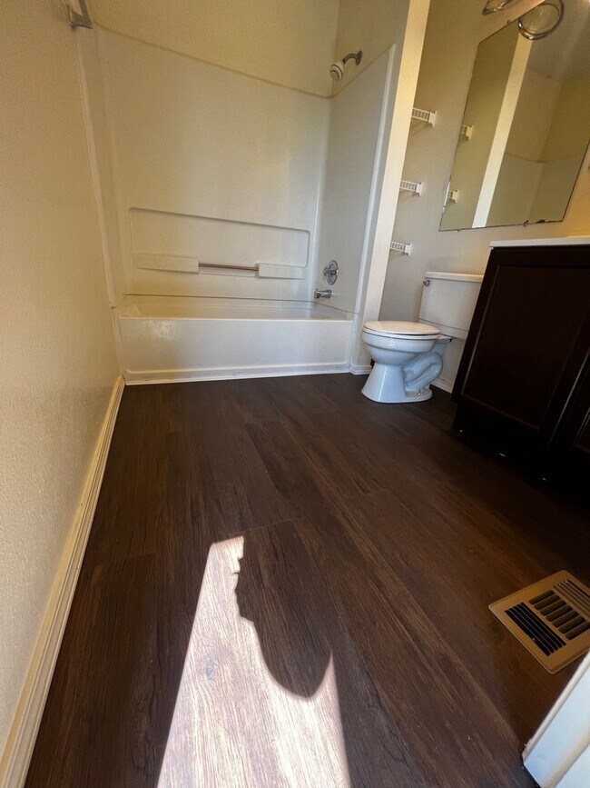 Foto del edificio - Two story townhouse with Space to enjoy life