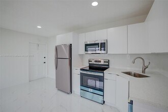 Building Photo - 1750 NE 56th Ct