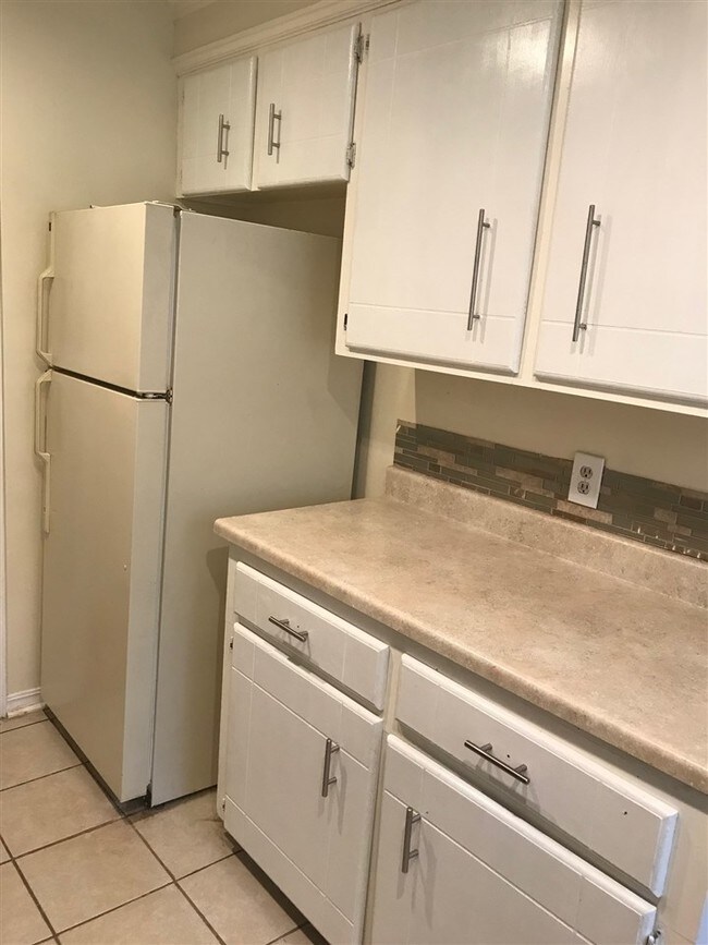 Building Photo - 915 Glastonbury Cir