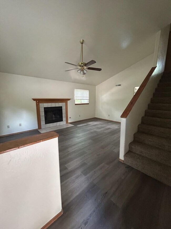 Building Photo - 3-Bedroom Townhome in Desirable Lower Greenlaw