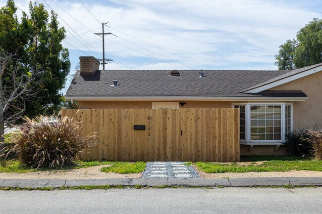 Foto del edificio - 8120 Melrose Ln