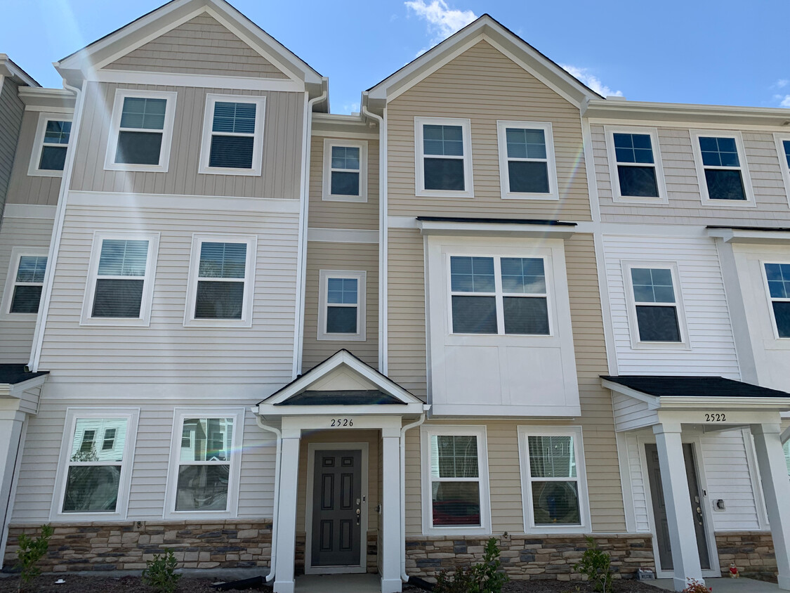 Foto principal - Room in Townhome on Chert Ln