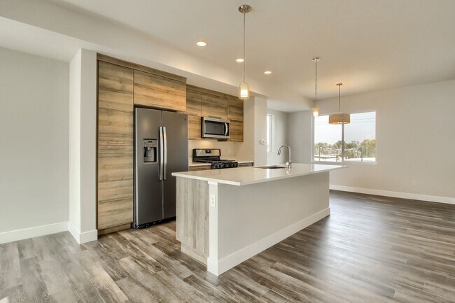 Foto del edificio - New Townhouse steps from Sloan's Lake!
