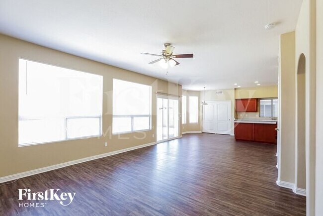 Foto del edificio - 912 E Baylor Ln
