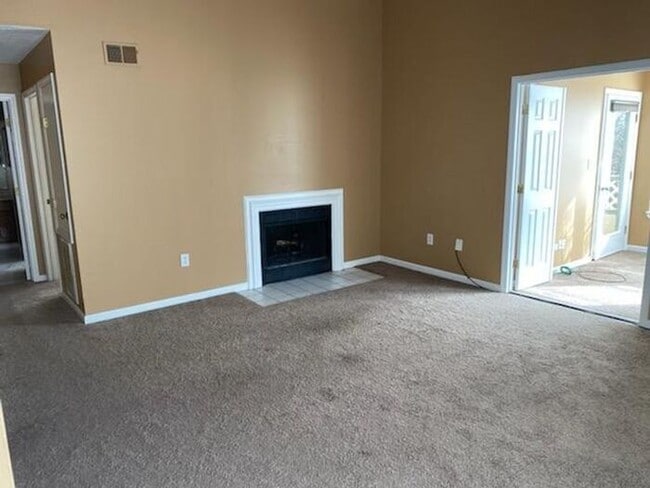 Building Photo - Great Top Floor 2 bedroom condo!!